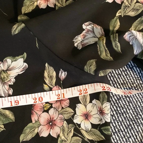 Floral Ruffle Black Blouse - Picture 11 of 12